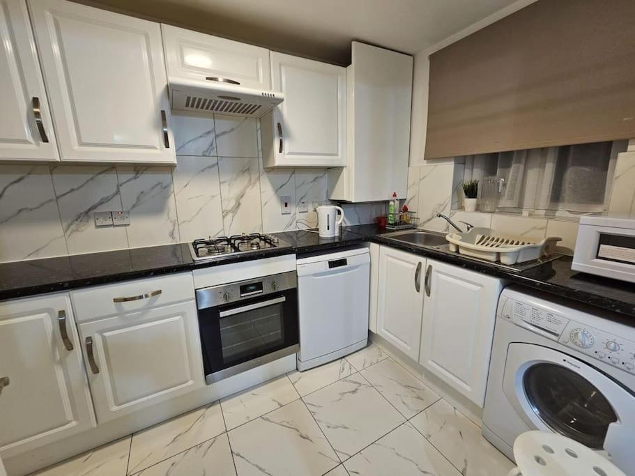 Apartamento Lovely Flat Close To Shepherd'S Bush Londres Exterior foto