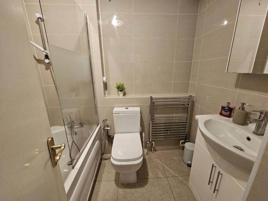 Apartamento Lovely Flat Close To Shepherd'S Bush Londres Exterior foto